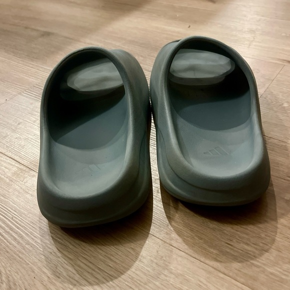 Yeezy Slides “Mineral Slate” ID2349 used with box 📦 size 11 - Picture 4 of 7